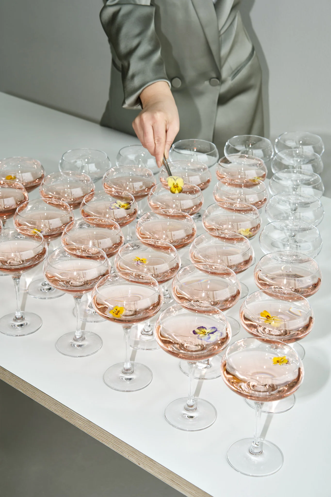 Discover how to throw a party everyone will remember. Here you see table full of welcome drinks in the More coupe from Orrefors. 