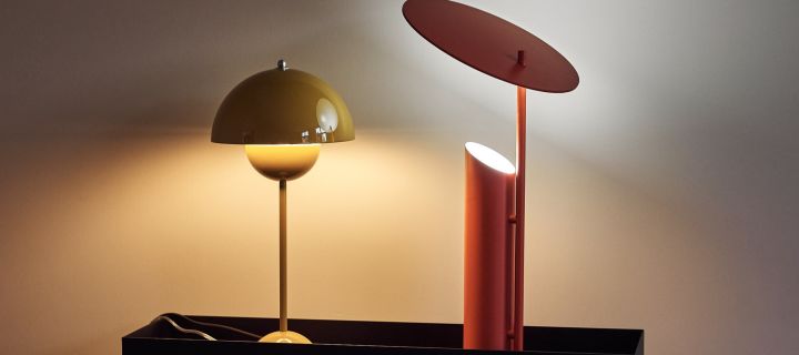 Choosing the right light bulb is important for the feeling in your home - here we see the effect of two different colour temperatures in two different lamps.