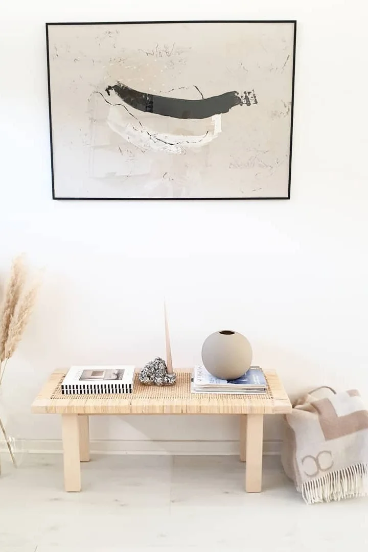 Japandi: Here you can see a bench decorated with the Ball vase from Cooee Design, next to it a blanket from Classic Collection and a picture above it.