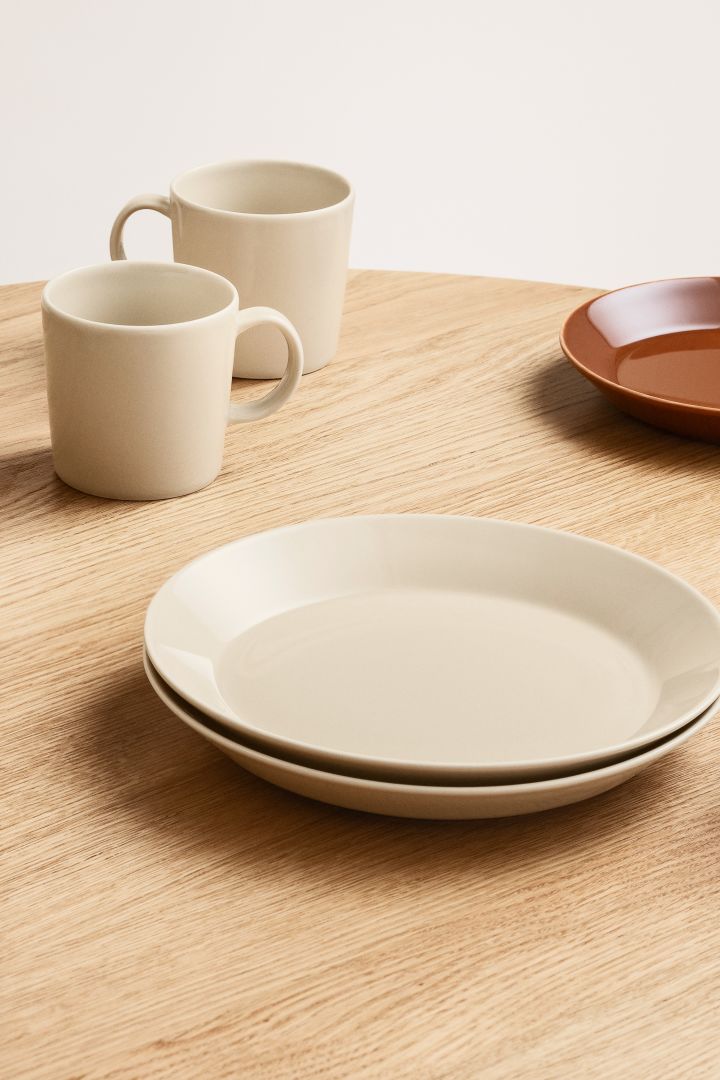 Design gifts for all occasions -  here the Teema plates and cups in the colour linen by Iittala.