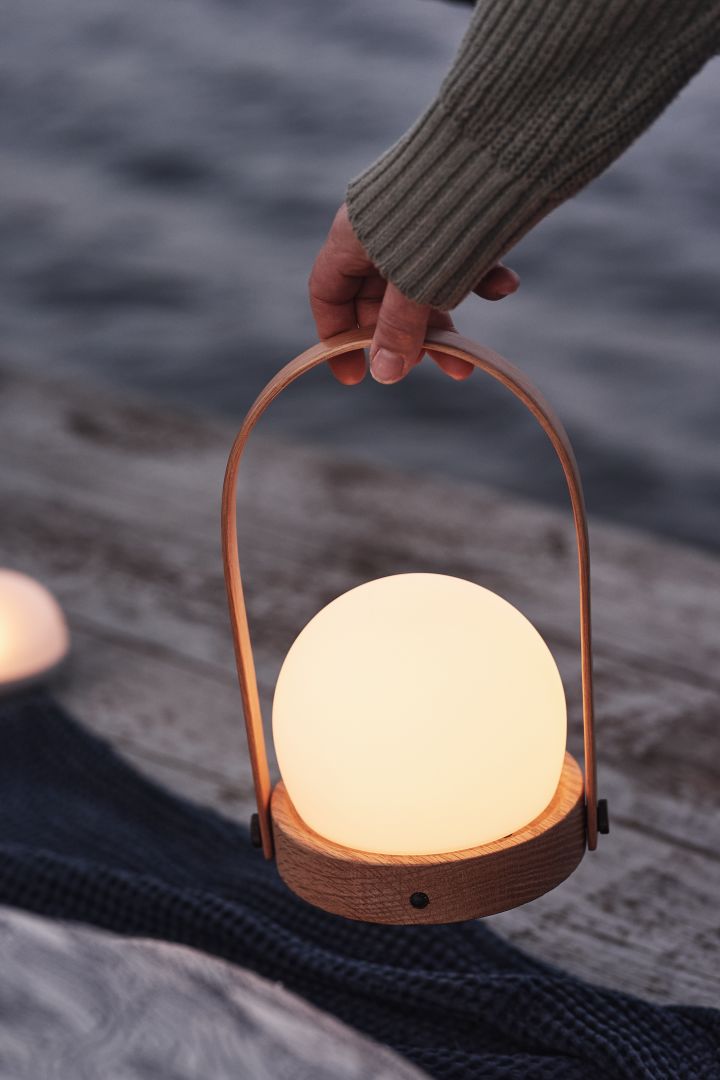 Here you see the Scandinavian design lamp Carrie from Menu, here on a dock by the sea. 