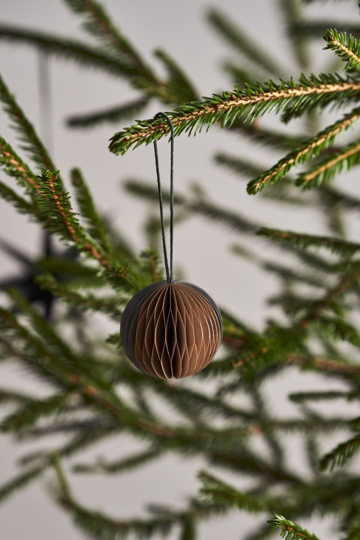 Decorate the Christmas tree with Christmas tree decorations for 2021 in 4 different styles according to Nest Trends - Nurture, Share, Boost and Cultivate. Here you see Christmas bauble Honeycomb from Broste Copenhagen in earthy shades.