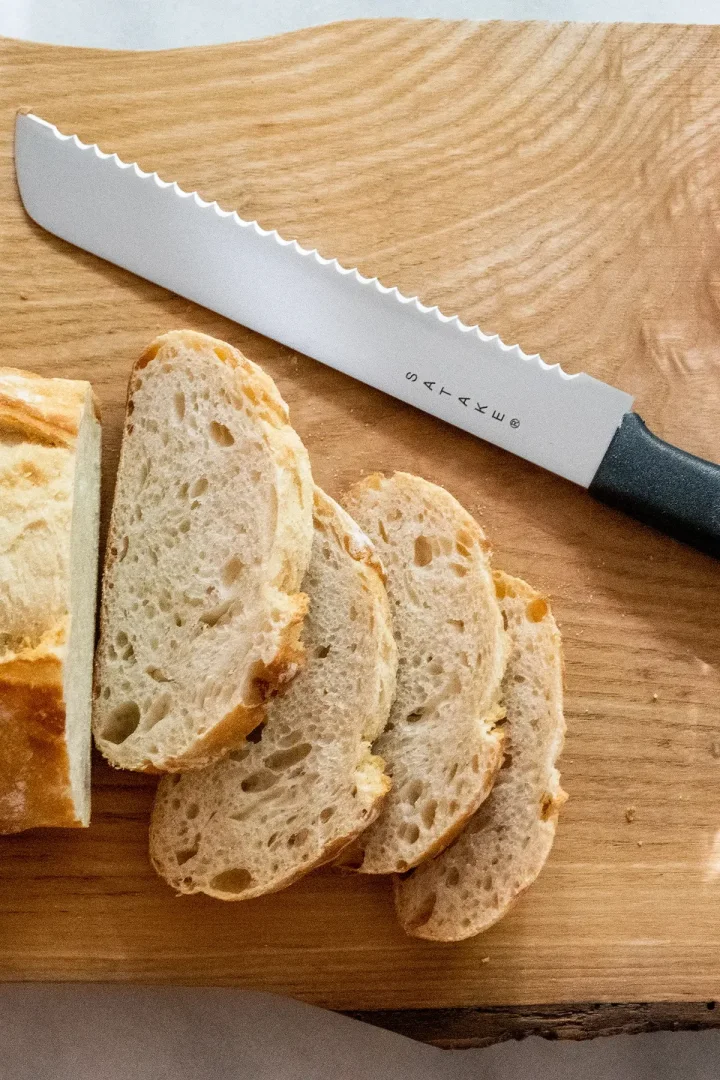 Renew your kitchen with 11 practical and stylish kitchen accessories for easier cooking - here you see a toothed bread knife in stainless steel from Satake.