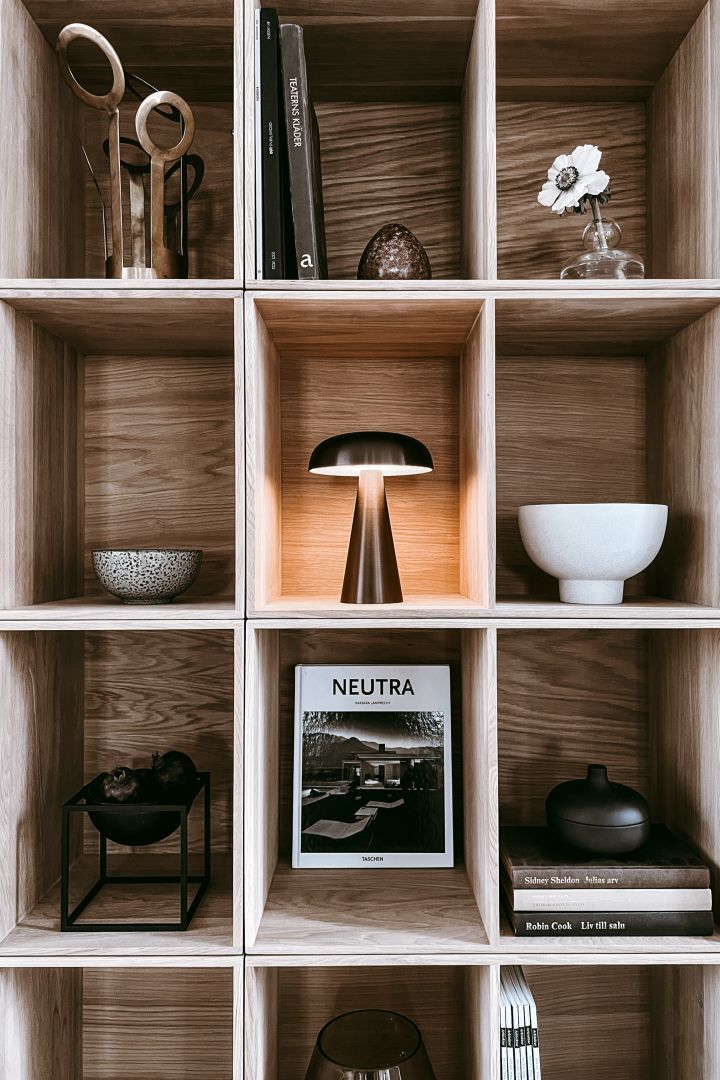 Bookshelf decor ideas - inspiration at Anela Tahirovic's home @arkihem where the bookshelf is decorated in a uniform color scale.