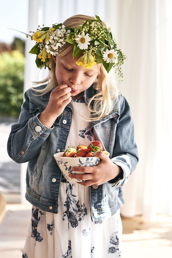 Havspil breakfast bowl in blue and white from Scandi Living, filled with strawberries. 