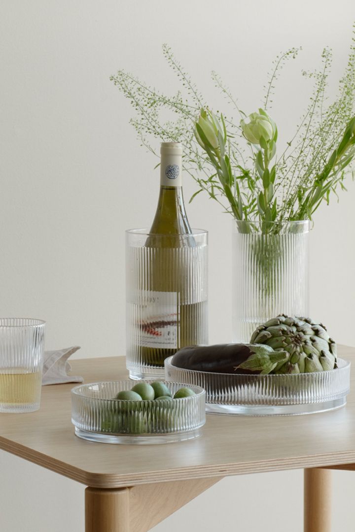 Fluted glass is one of this year's trends. The Pilastro series from Stelton adds a little glamour to the set table. 