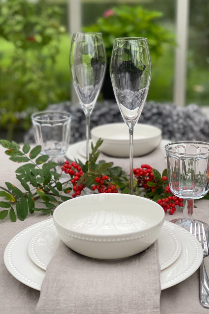 The Scandi Living Dots plate in white is a lovely detail on this elegant table setting with elements of nature. 