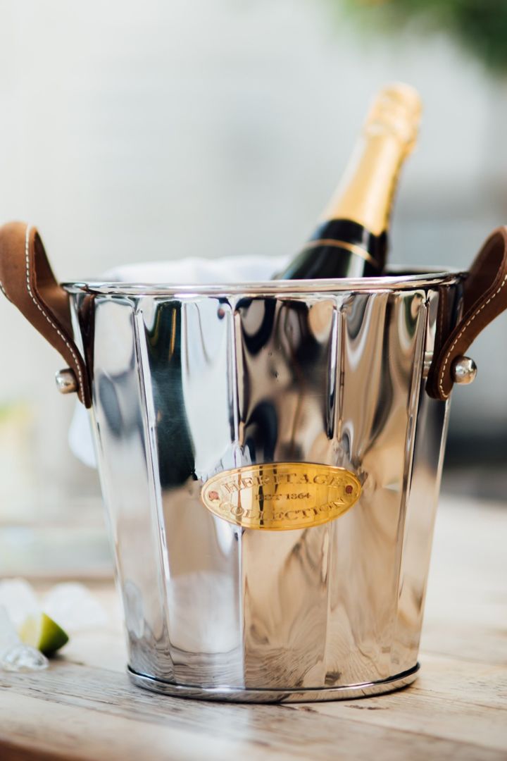 The third wedding anniversary is celebrated with leather. Here you see the Heritage wine cooler from Culinary concepts, the perfect anniversary gift idea for couples who love design. 