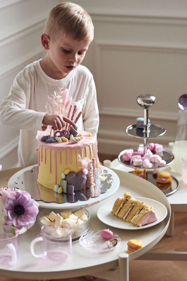 Set the table for Easter with a festive dessert buffet on the Turner side table from Broste Copenhagen.