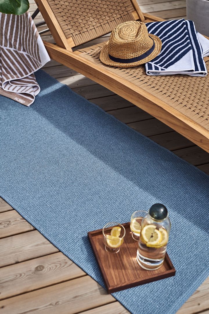 Here you see the blue plastic rug, Mellow , from Scandi Living. The perfect summer essential for outside on the deck to create a homely feeling in your outside space. 