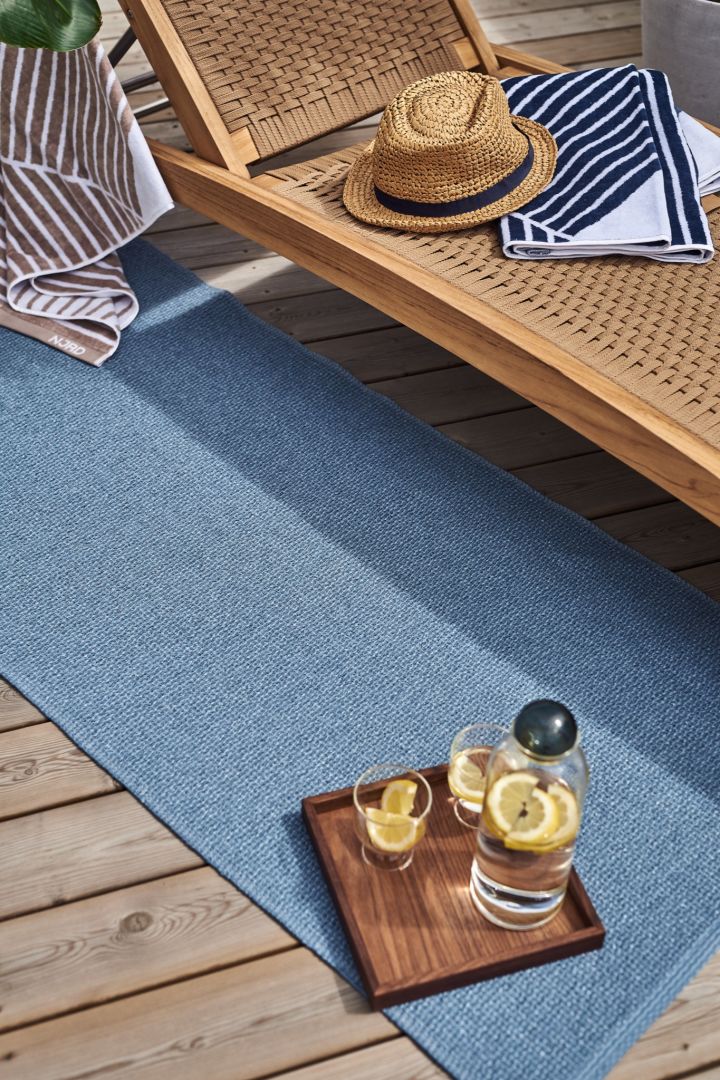 Here you see the blue plastic rug, Mellow , from Scandi Living. The perfect summer essential for outside on the deck to create a homely feeling in your outside space. 