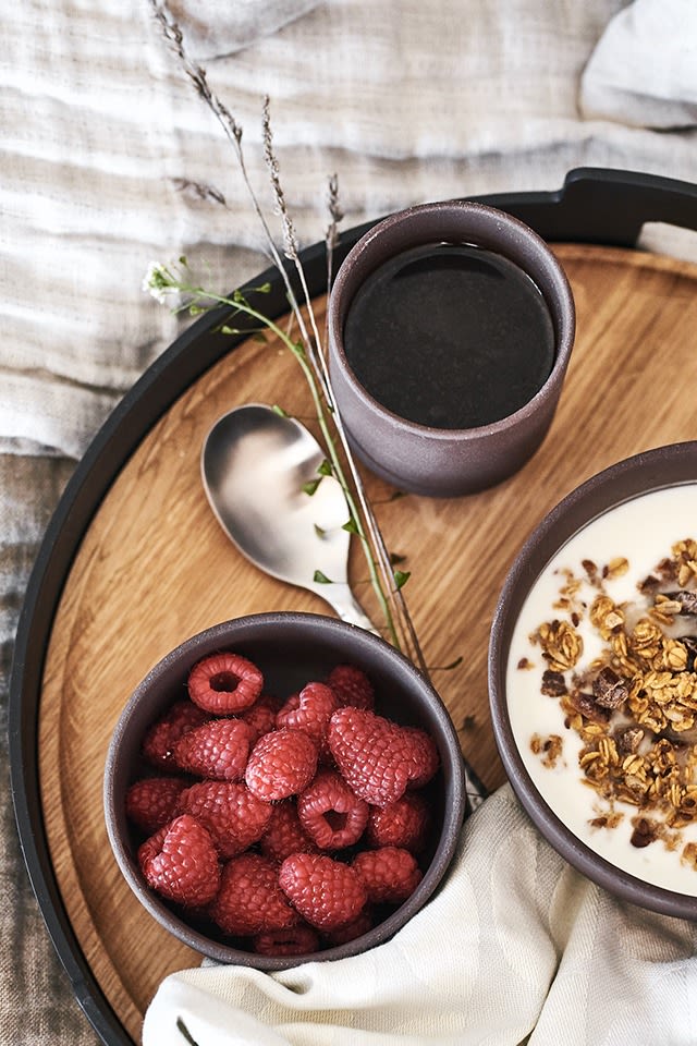Nordic Kitchen serving tray from Eva Solo is the perfect base for breakfast in bed on Valentine's Day, here filled with Sekki porcelain from Ferm Living.