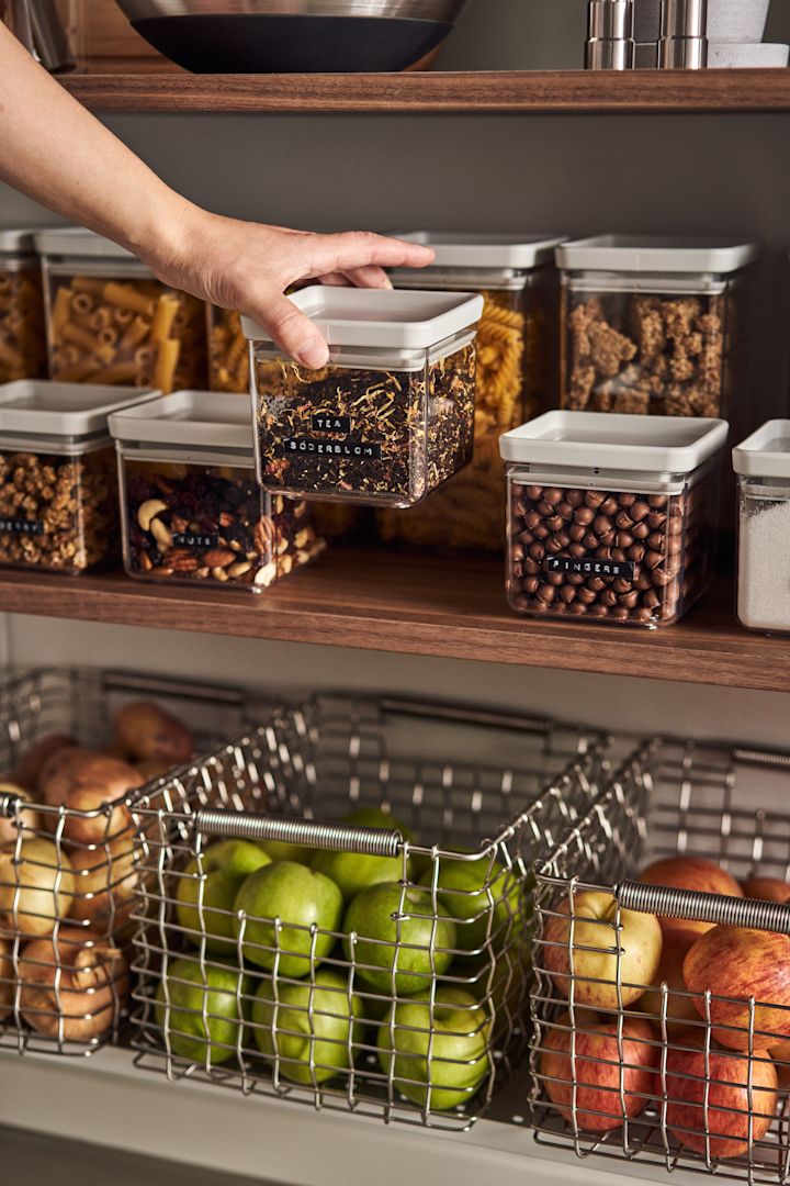 Organising the home is one of the interior design trends for spring 2023, where Brabantia's storage jars and smart baskets are perfect when you need to organize the pantry nicely.