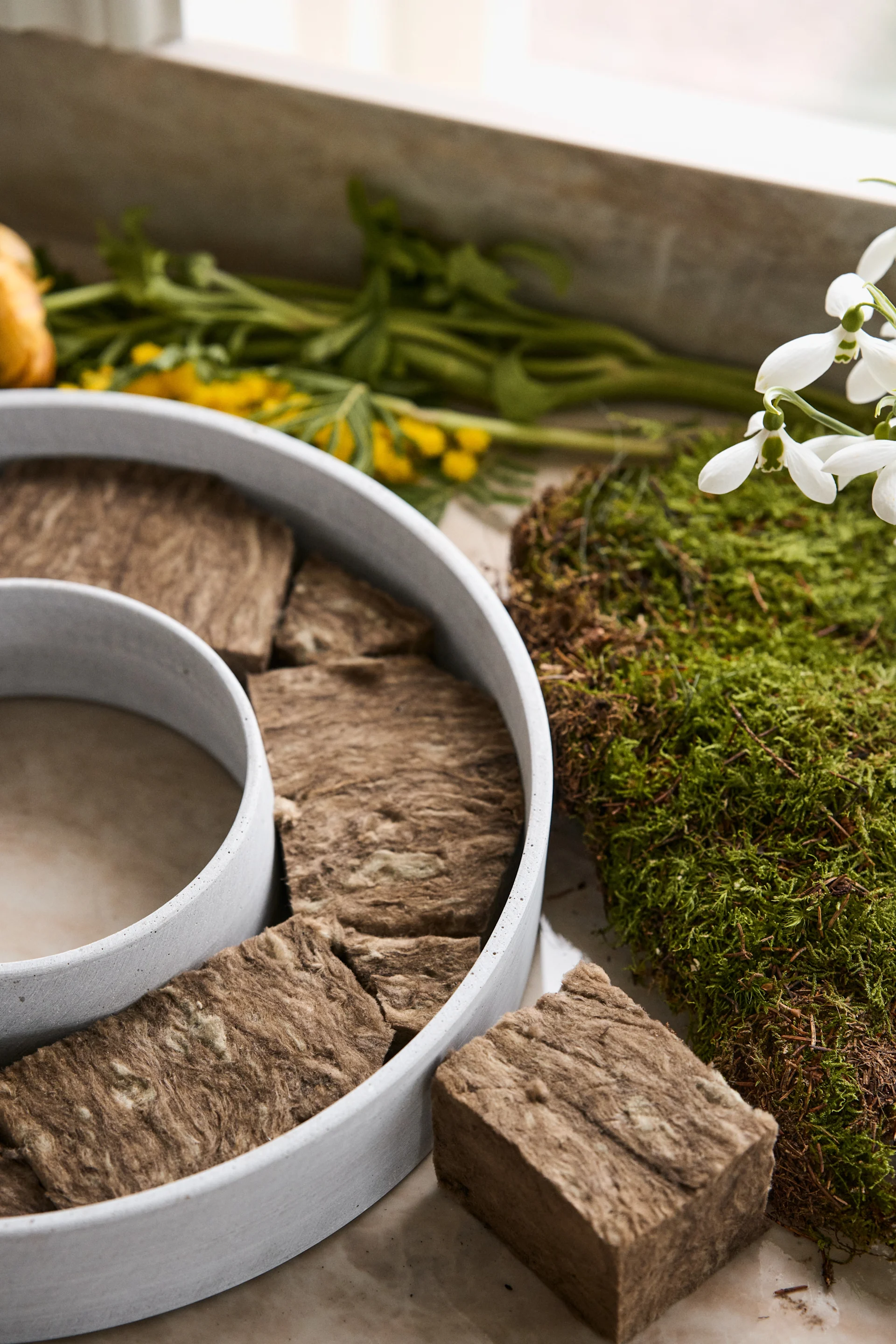 Make an Easter wreath for Easter using The Ring candle holder from House Doctor.