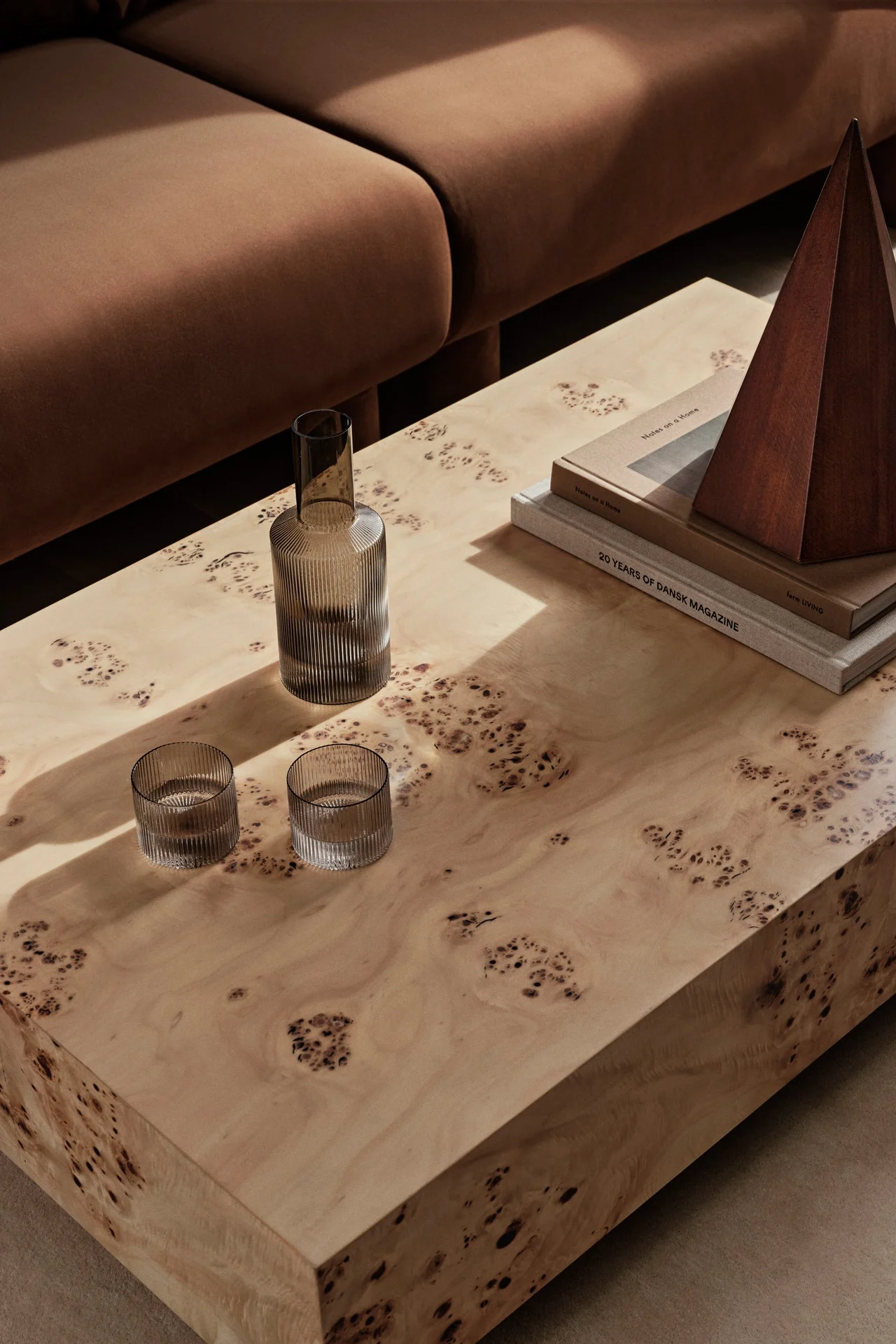 Low coffee table in the material burl, here from ferm Living, is just right in our interior and among the interior design trends of 2025.