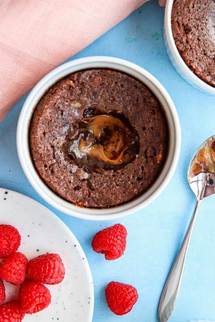 Here you see a good chocolate fondant in white soufflé dish from Pillivuyt one of Baka med Frida's chocolate dessert recipes