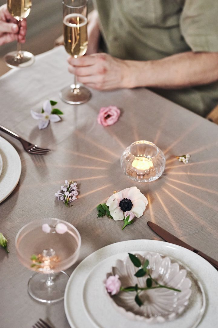 Set the table for a romantic dinner with a dinner plate, side plate and bowl from By On as well as Ferm Living and Blomus champagne glasses for Valentine's Day.