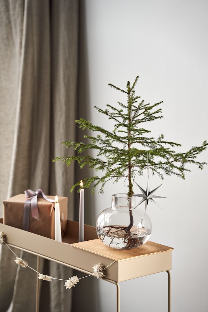 Decorate the Christmas tree with Christmas tree decorations for 2021 in 4 different styles according to Nest Trends - Nurture, Share, Boost and Cultivate. Here you see a small Christmas tree in By On vase standing on Plant Box from Ferm Living.