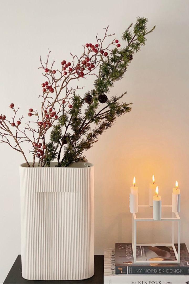 The lovely Ridge vase from Muuto in off white and the Kubus candle holder in white from Audo Copenhagen are two of our Christmas gift ideas this year. 