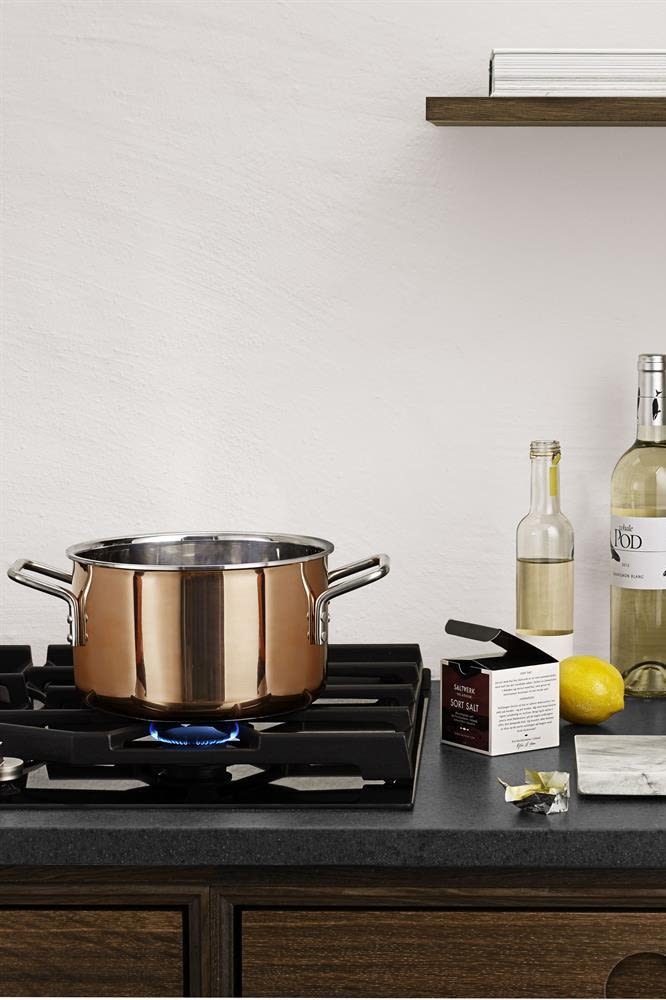 Renew your kitchen with these stylish kitchen accessories - here you see the copper casserole pan from Eva trio by Eva Solo.