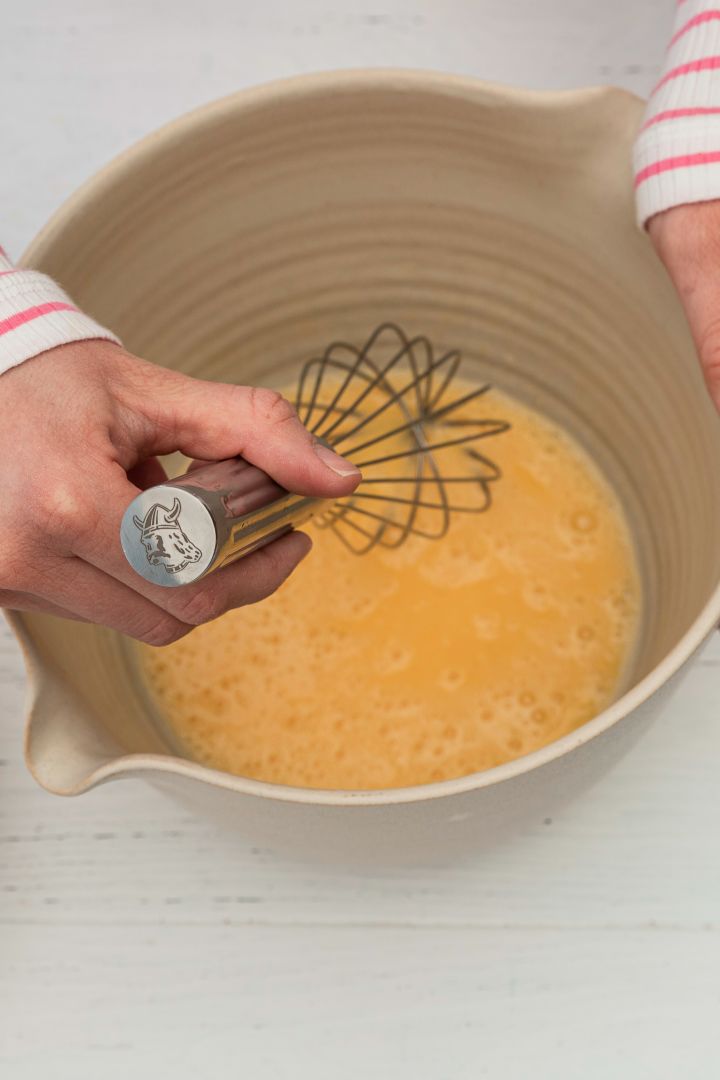 Bake a classic Swedish Silvia cake using Baka med Frida's simple Easter cake recipe. Beat the batter for the Easter cake with the Nordic Ware balloon whisk for a fluffy batter.
