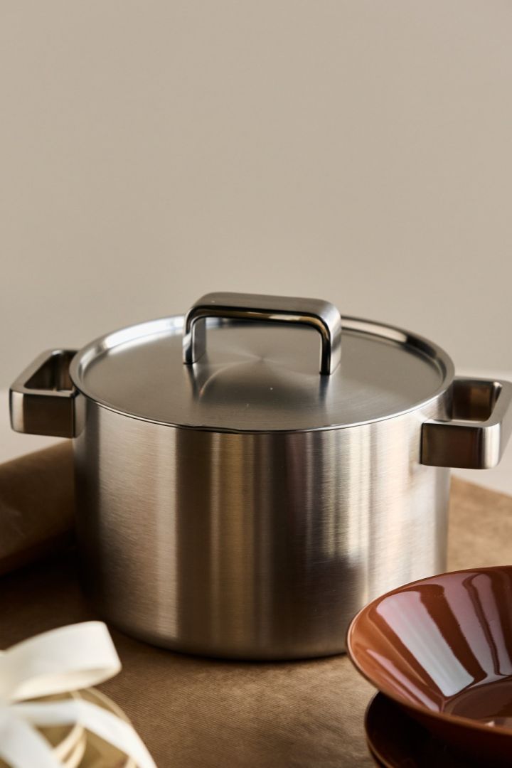 Creative gift ideas for a housewarming, here you see the Tools casserole pot from Iittala in tactile brushed steel. 