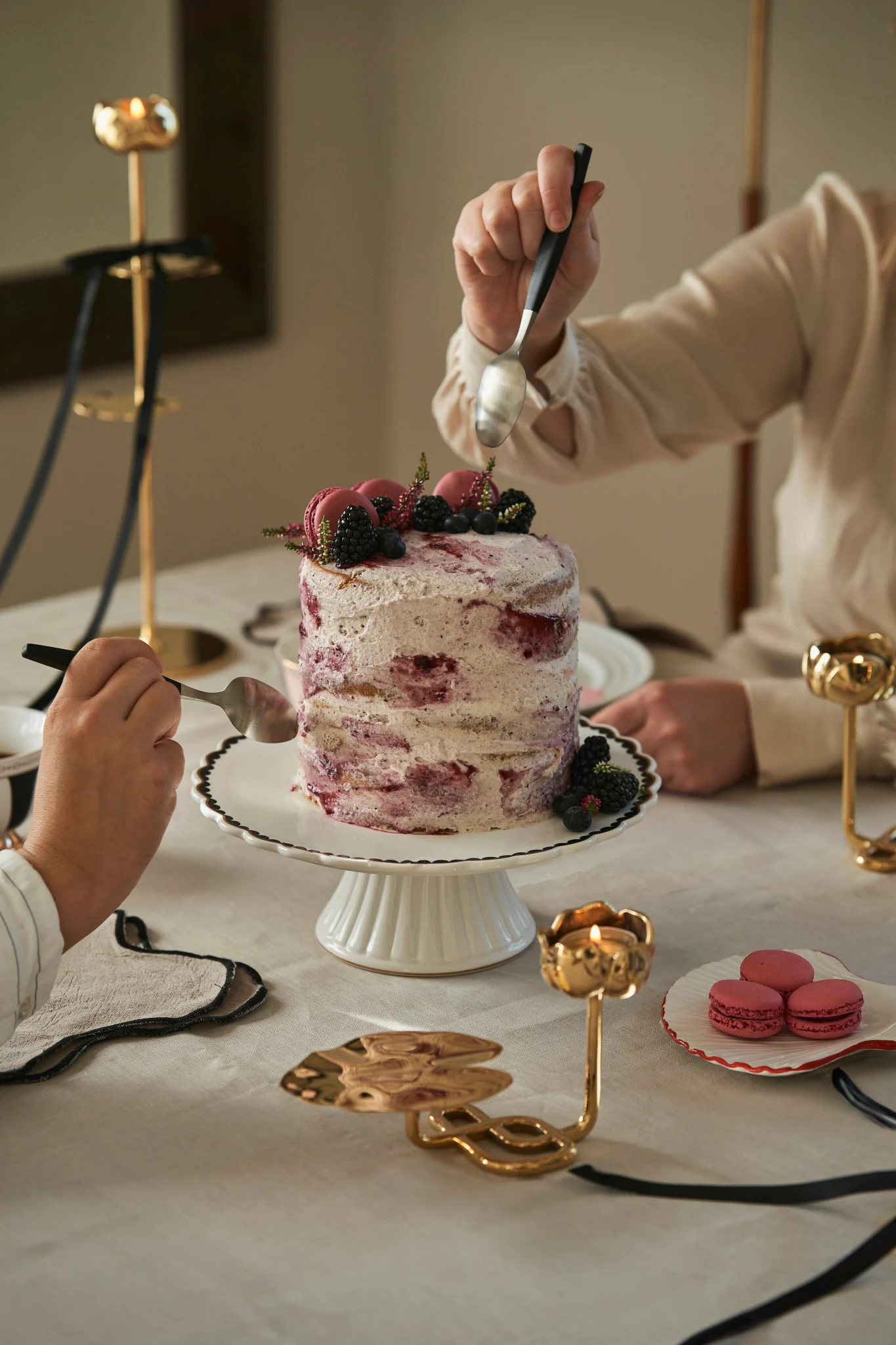 Many of Hilke's products come in pretty gift packaging, which you can see here on a Lines plate from NJRD, next to which is the pink-coloured Strisce mug from Hilke.