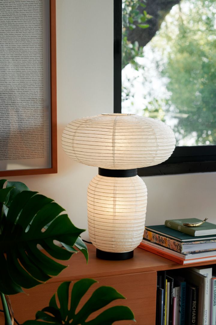 Japandi: Here you can see the Formakami JH18 table lamp from &Tradition, whose lampshade is made of paper.
