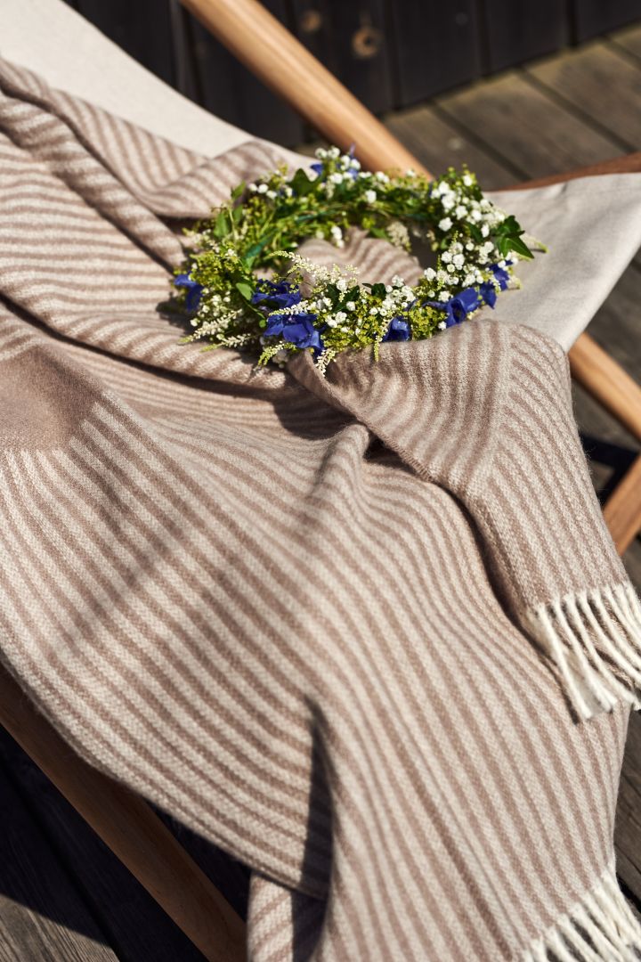 Throw a real Swedish Midsummer party and wrap yourself and your guests in cosy blanket in the cooler evening air. This NJRD Lines blanket in beige is perfect. 