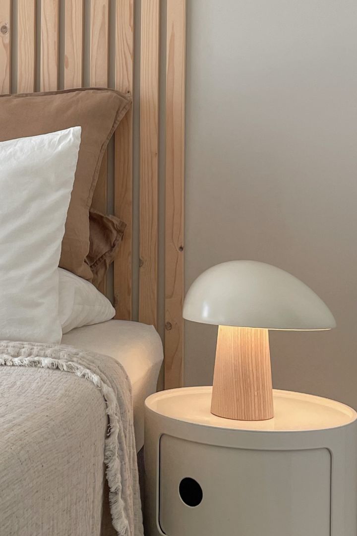 This season's trendiest lamp is the mushroom lamp. Here you see the Night Owl table lamp in Ash from Fritz Hansen in the home of German influencer @our_home_living. 