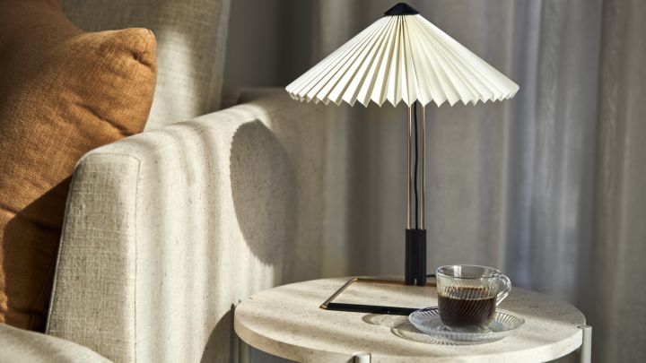 The Martin table lamp adds a retro atmosphere to any coffee table with the Pirouette cup and saucer. 