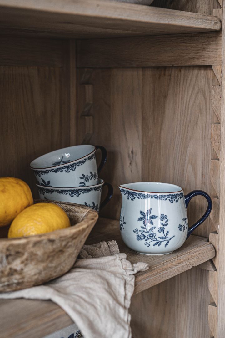 Ostindia coffee mug and a small pot at home in the pantry of Instagram profile Hannes Mauritzson. 