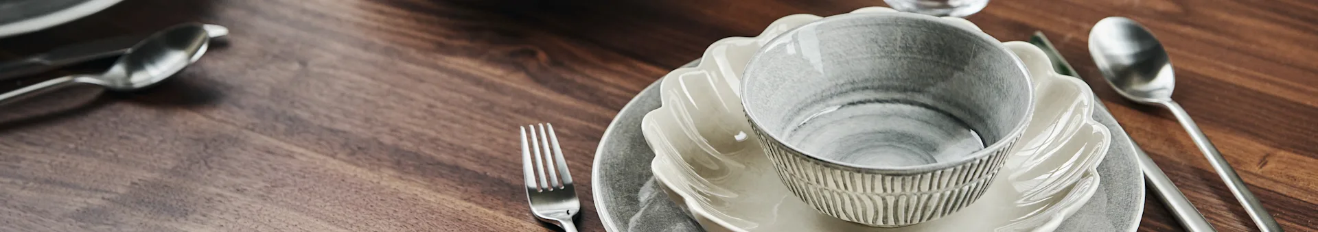 Discover table setting inspiration at Nordic Nest, just like this table set with Mateus porcelain in neutral colours with bowls & plates.
