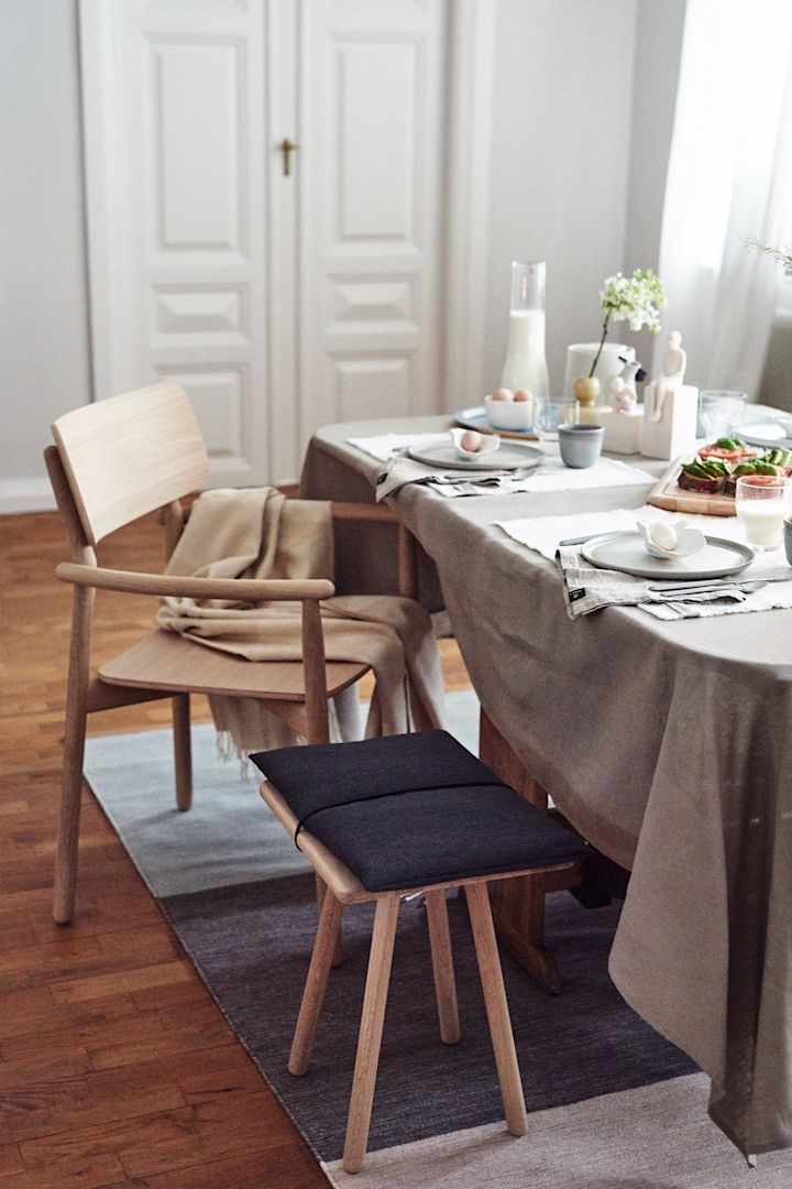 Skagerak Georg stool oak,Design House Stockholm Fields rug, Paradisverkstaden Morgon grey plate,Scandi Living Clean tablecloth,Elvang Denmark Elvang Luxury throw  