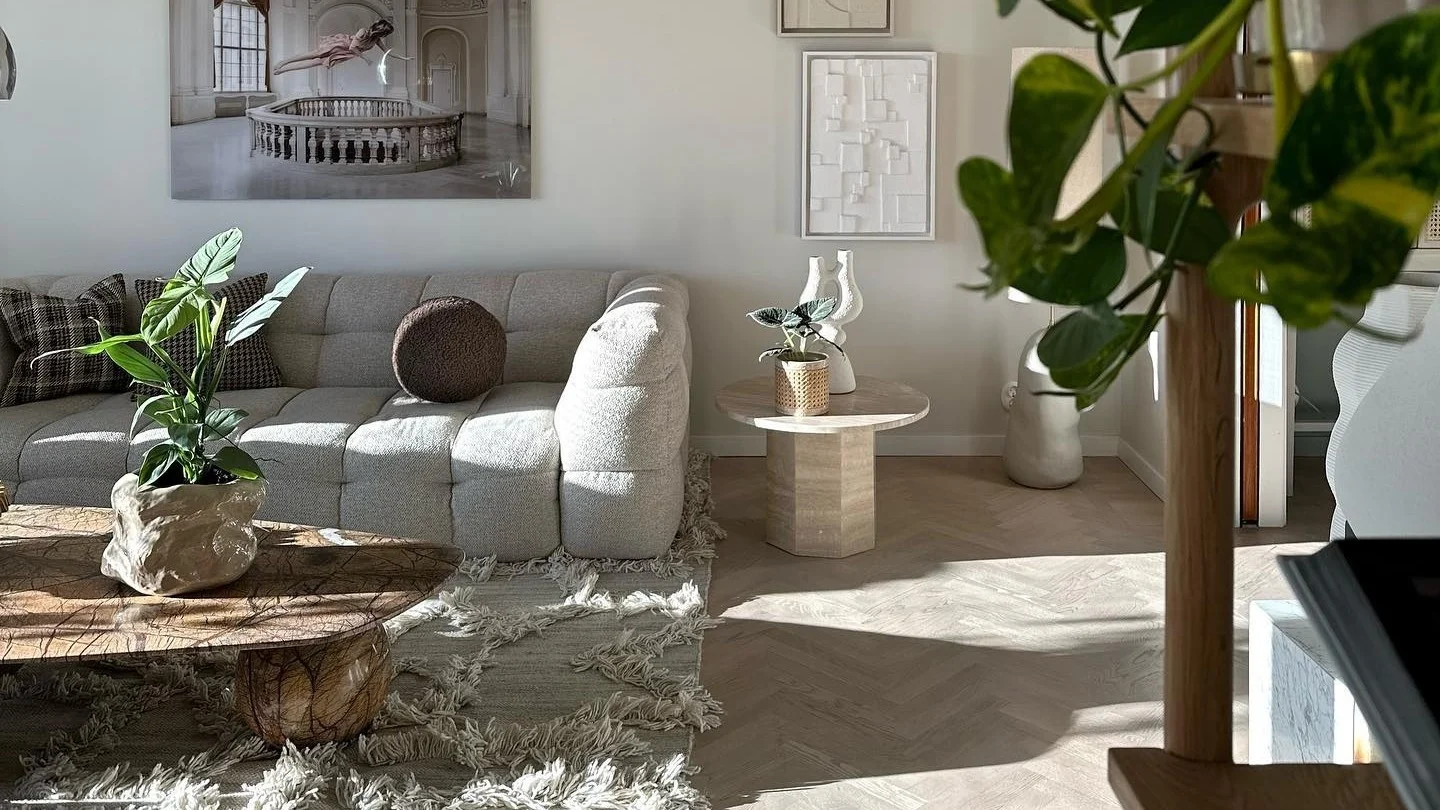 Create a cosy hygge living room and enjoy fika with friends in a cosy and inviting atmosphere.