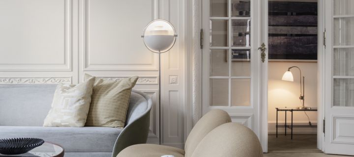 Discover Gubi's top tips for lighting your home, here you see the Multi-Lite floor lamp in white in a white living room. 