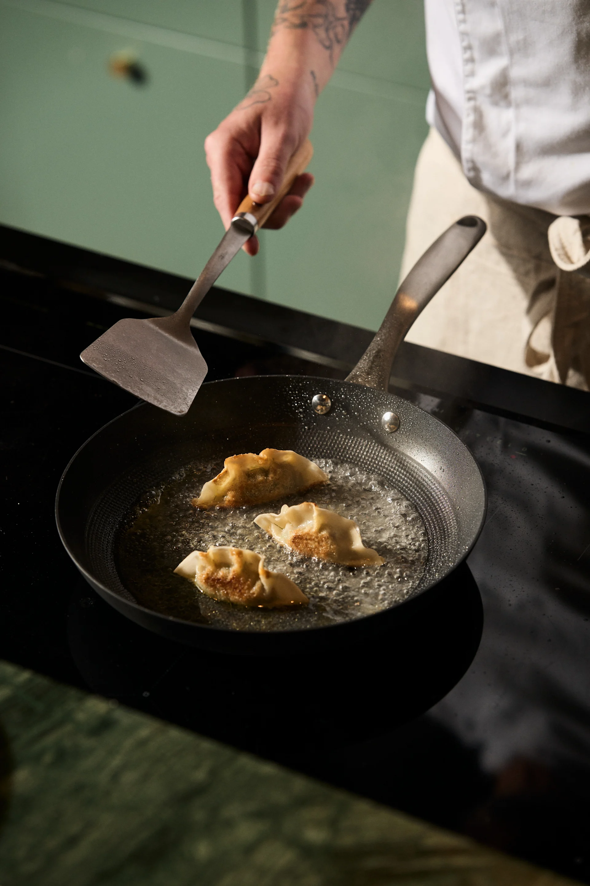 Easy to handle and perfect for those who enjoy cooking, the Satake lightweight cast iron frying pan is a wedding gift that is always appreciated.