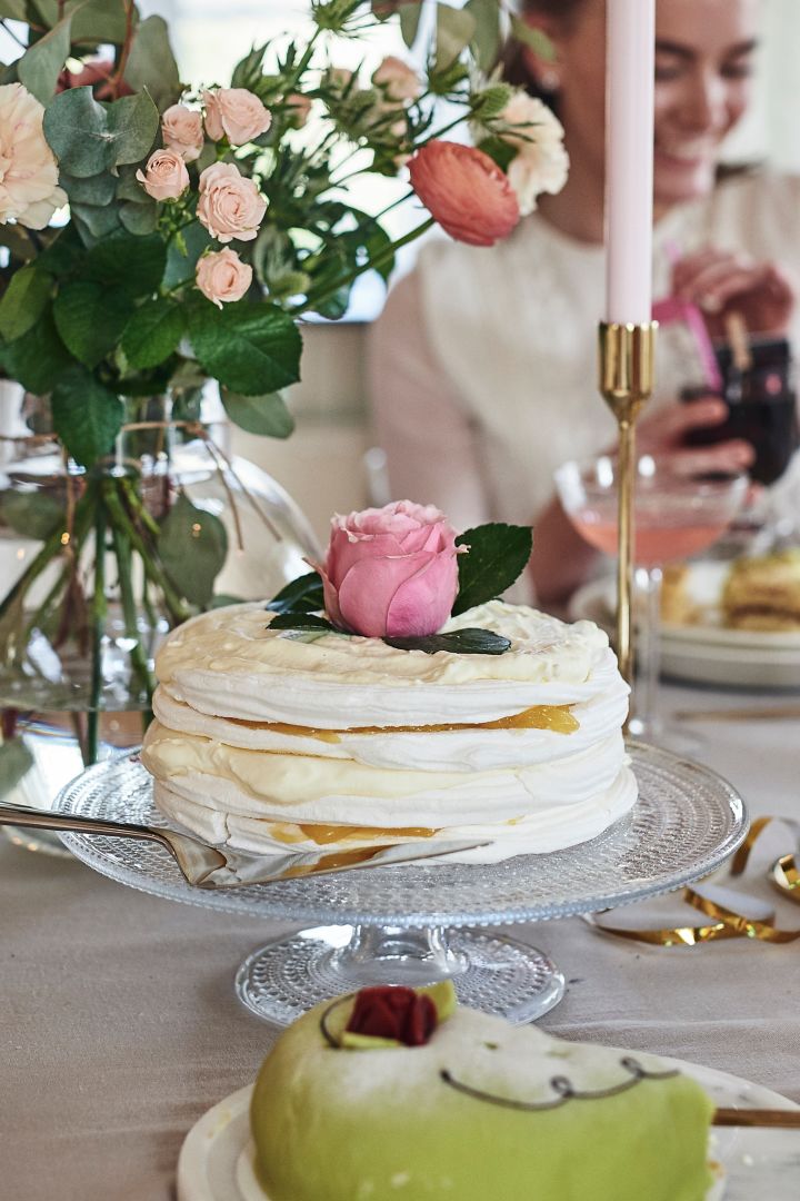 A beautiful cake on the Kastehelmi cake stand from Iittala, an elegant wedding gift idea.