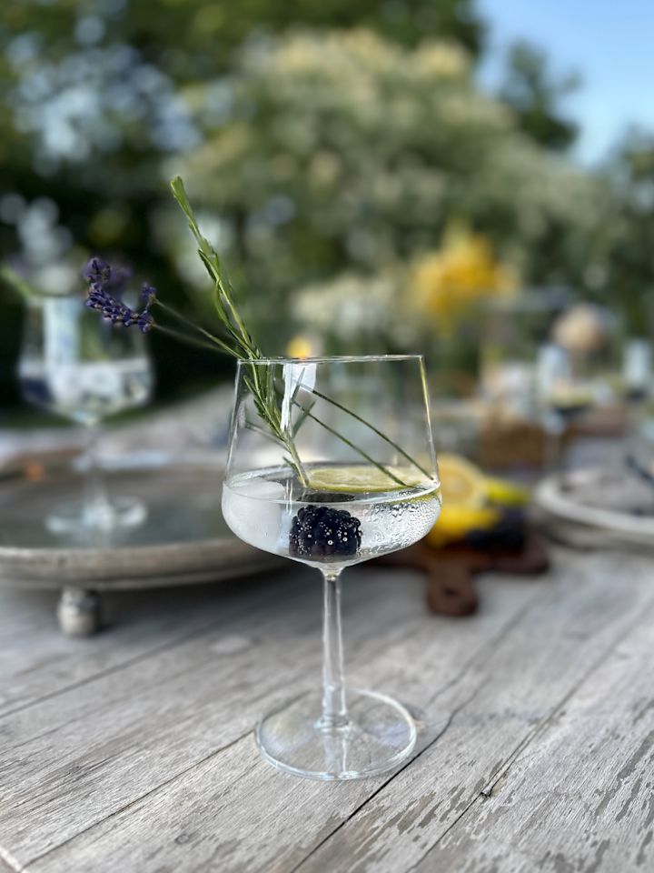 Try a simple and refreshing cocktail this summer - Here you see a G&T in the Essence Gin and Tonic glass from Iittala. 