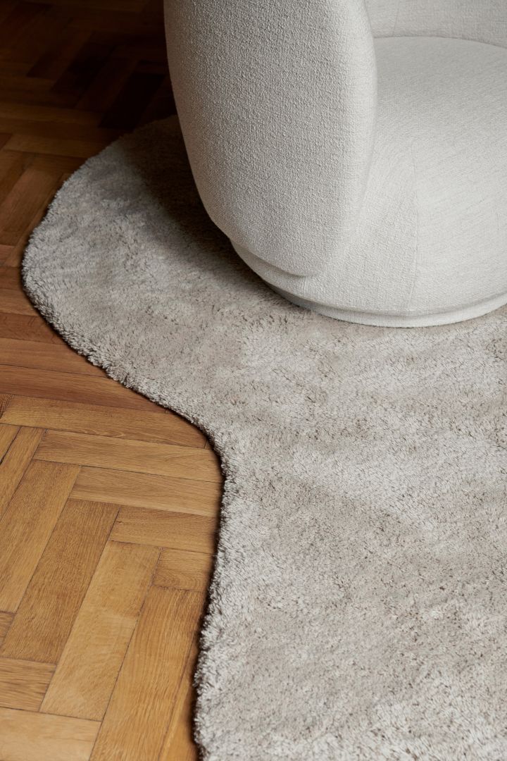 Flowing, tactile and organic design is one of the major Scandinavian interior design trends of 2024 and is represented here in the wavy rug from ferm Living. 