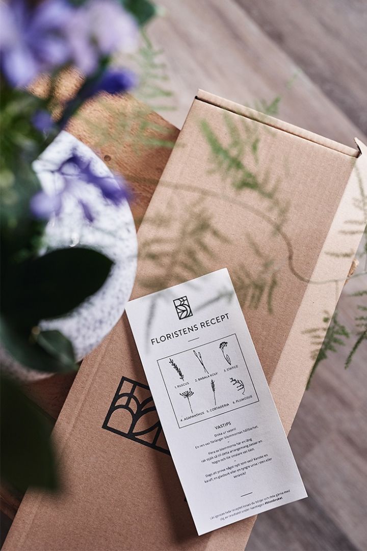 A box from Blombruket with a set of instructions on how to put the bouquet together as well as which vases will work best. 
