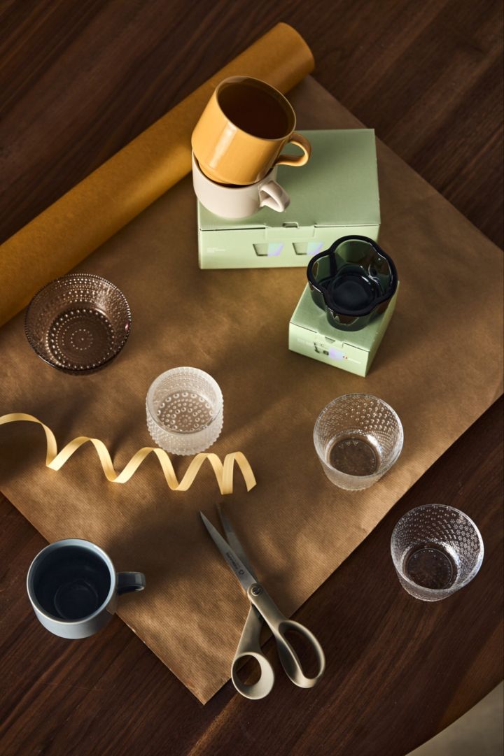 Creative gift ideas next time you need a small gift to say thank you. Here you see a collection of small gifts, such as the kastehelmi candle holders, the Tundra drinking glasses and Höganäs Keramik mugs.