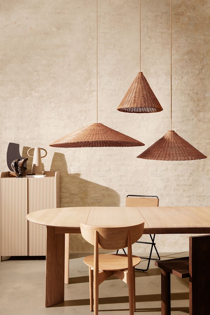 Sandy tones and ceiling lamps in rattan fit perfectly into the desert theme we see among the trends for interior design 2022.