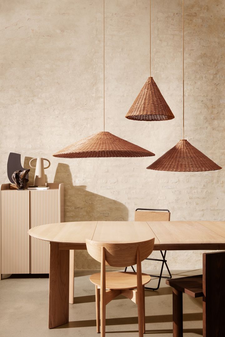 Sandy tones and ceiling lamps in rattan fit perfectly into the desert theme we see among the trends for interior design 2022.