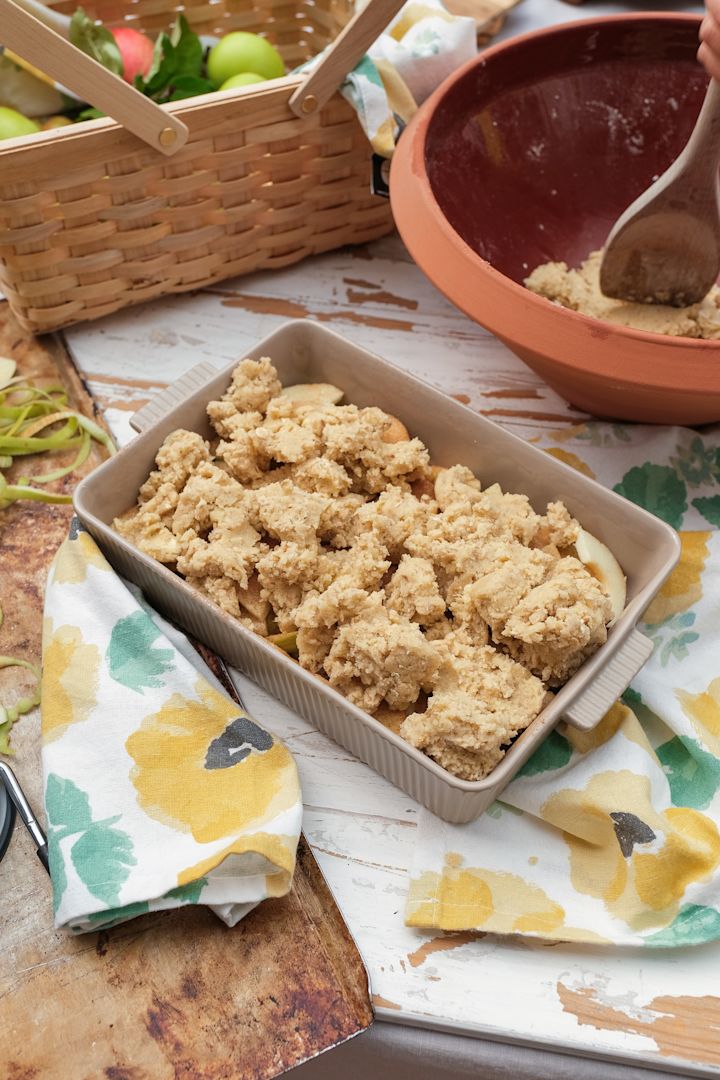 Picture showing Flora oven tray from Sagaform, a beige oven dish with handle with an unbaked apple pie in it.