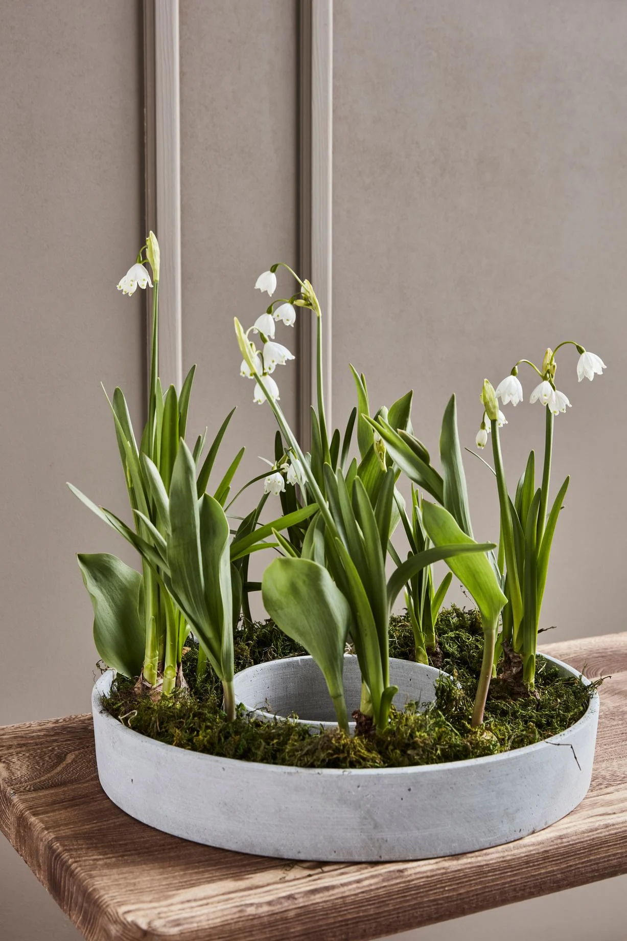 A The Ring candle holder decorated with lily of the valley from House Doctor.