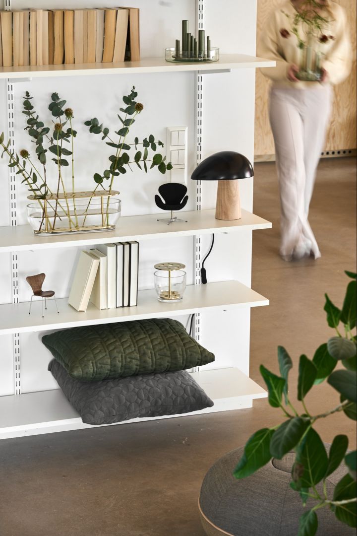 Here you see a bookshelf styled with a number of products from Fritz Hansen including the Ikebana vases in long and small and the Night Owl table lamp. 