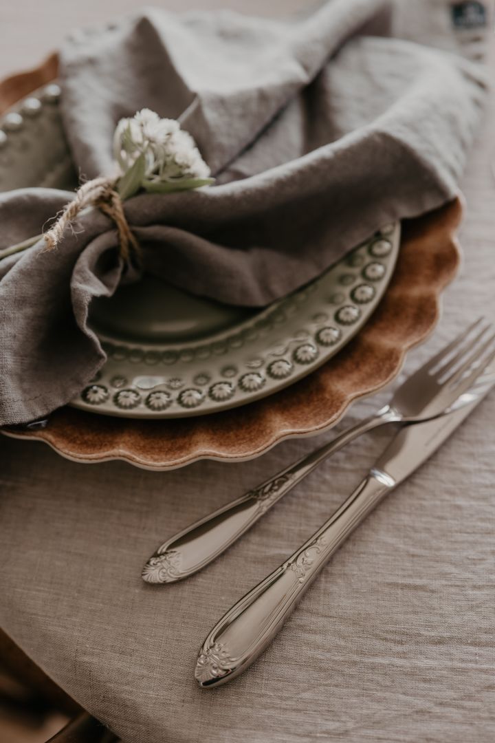 Here you see Swedish Grace porcelain on an elegant table setting from influencer @snickargladjen.