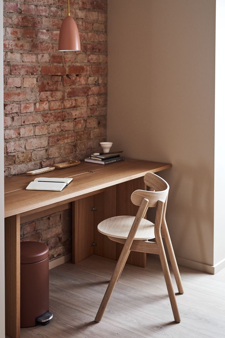 Create a hotel style bedroom with the help of a small writing table and work corner. Here you see a desk and chair in oak. 