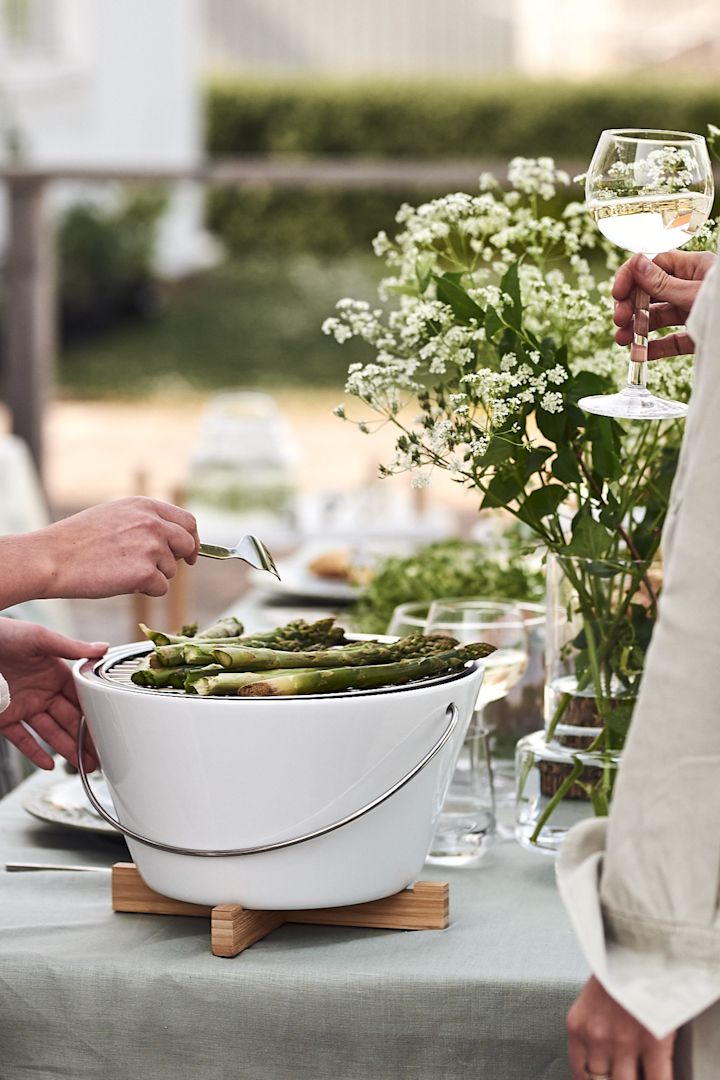 Cosy patio decor ideas - Create a cosy patio by furnishing it with a practical and stylish table grill that you can take with you wherever you are.